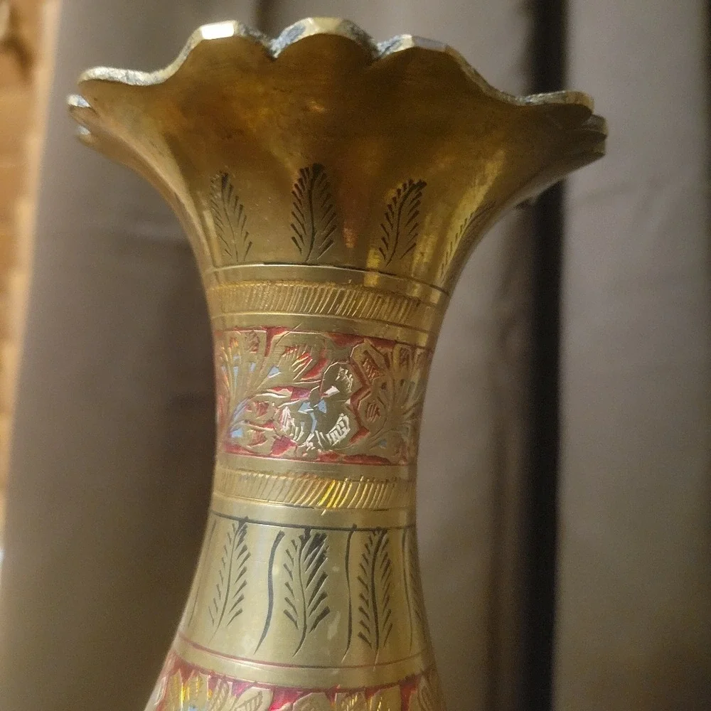 Vintage‎ Brass Vase Leaves red flowers Engraved Etched India MCM 10" 1950's - Picture 8 of 8